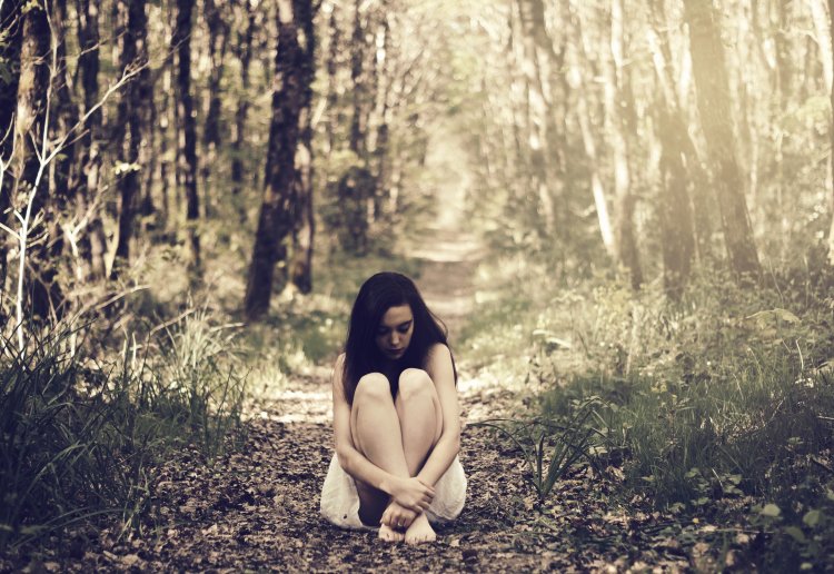 Black -haired girl in the forest