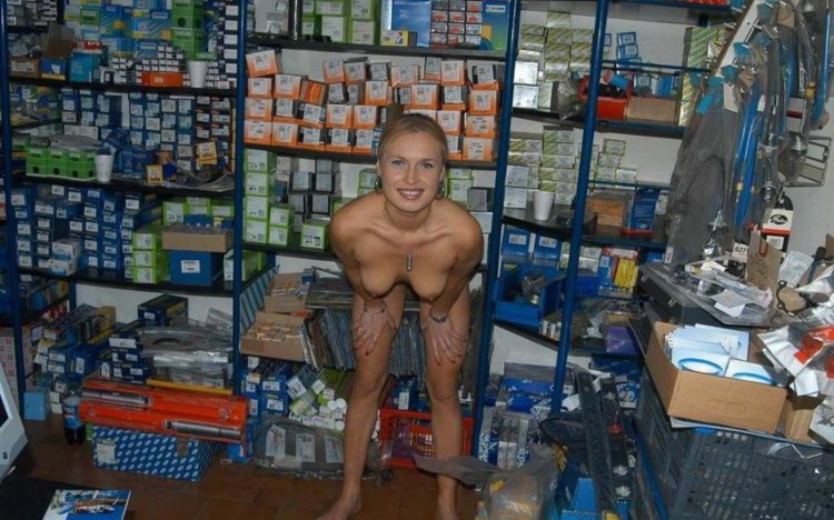 Amateur naked saleswoman