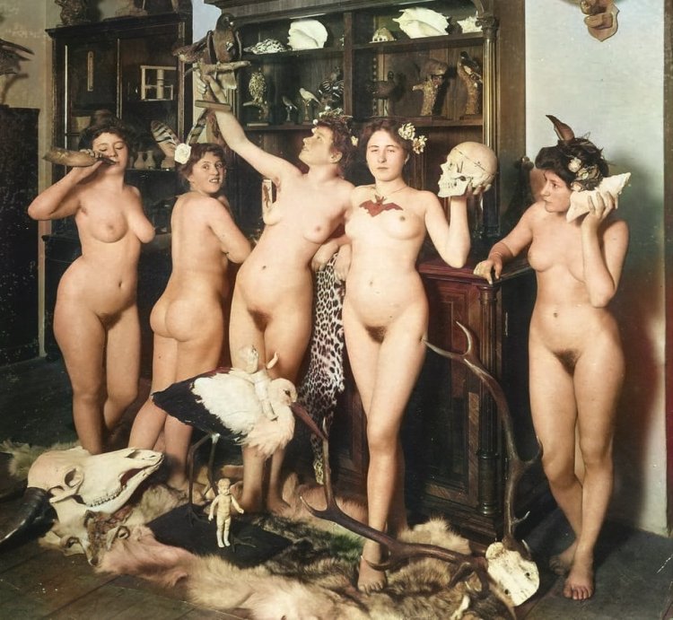 A lot of naked women retro