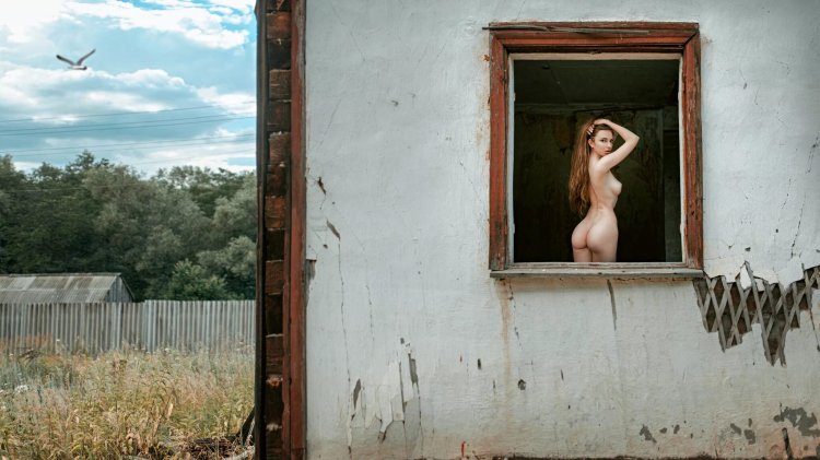 Photo shoot nude in a village house