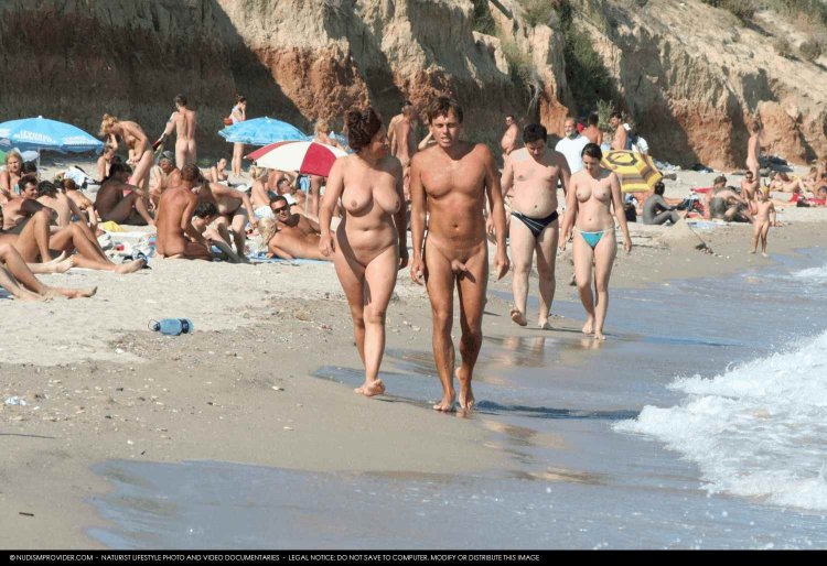 Girls on the Nudium beach