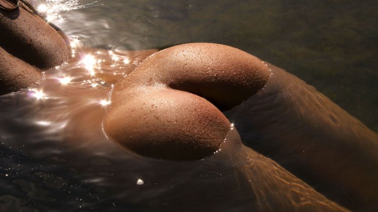 Beautiful naked butt in water